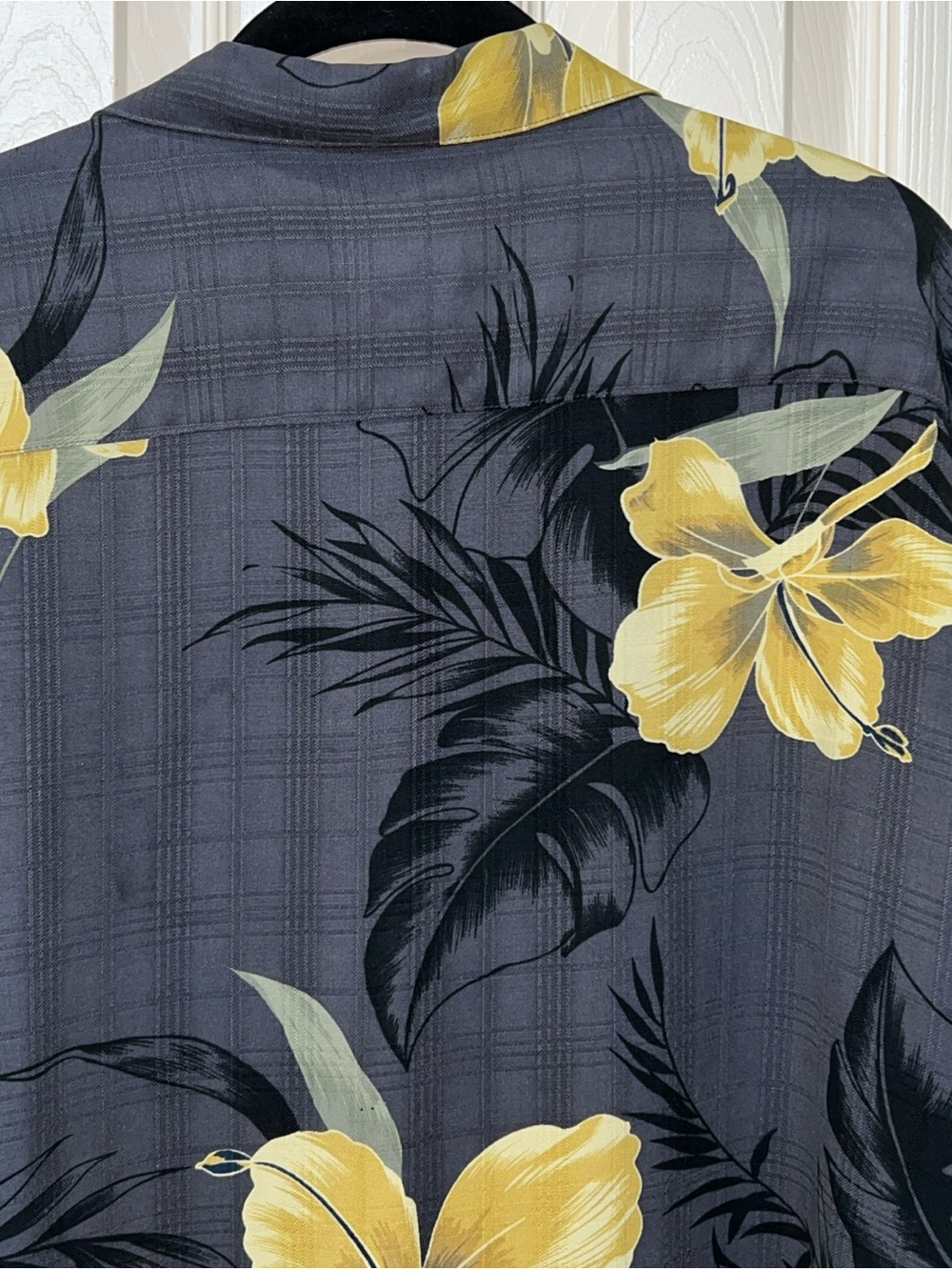Tommy Bahama Men 100% Silk Gray Yellow Floral Hawaiian Shirt Sz S Resort Beach - Picture 11 of 14